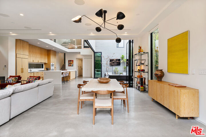Property Photo: 626 Woodlawn Ave CA 90291