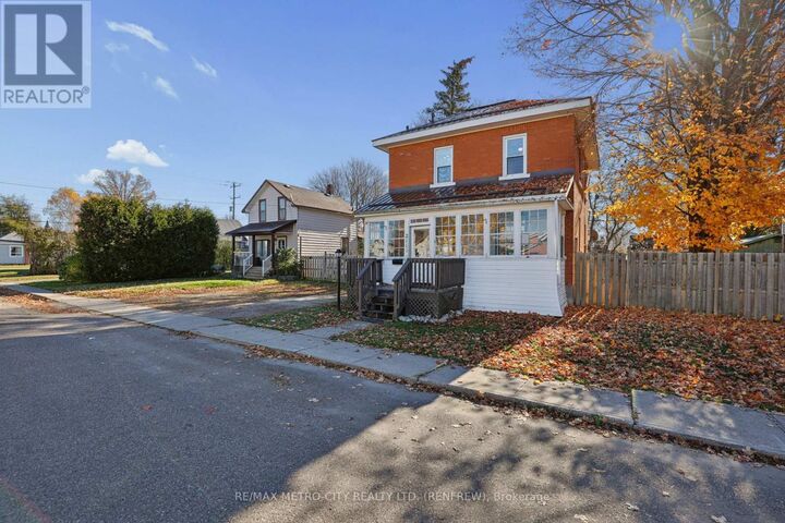 Photo de la propriété:  211 McAndrew Avenue  ON K7V 3X2 
