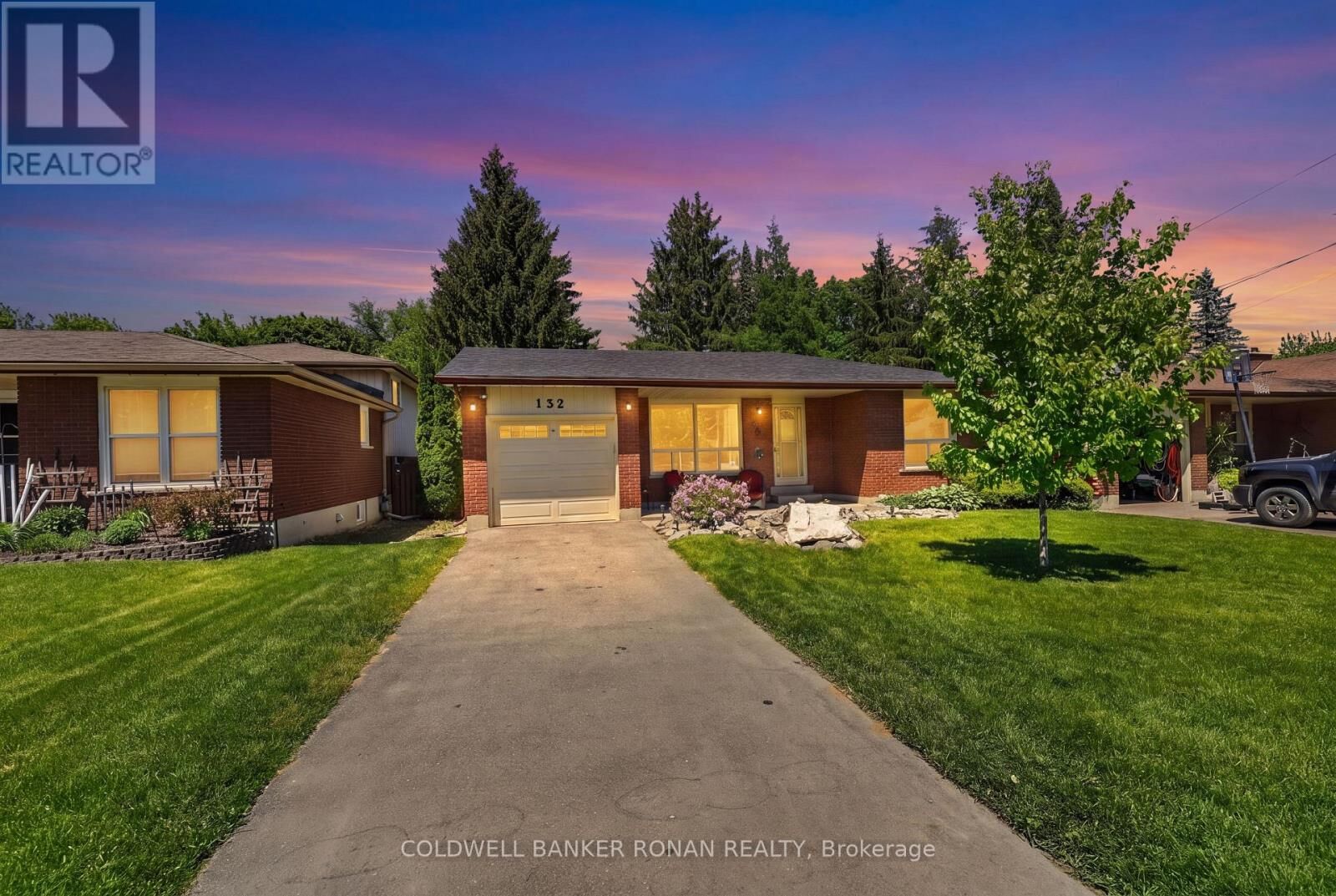 Property Photo:  132 Queen Street  ON L9R 1K6 