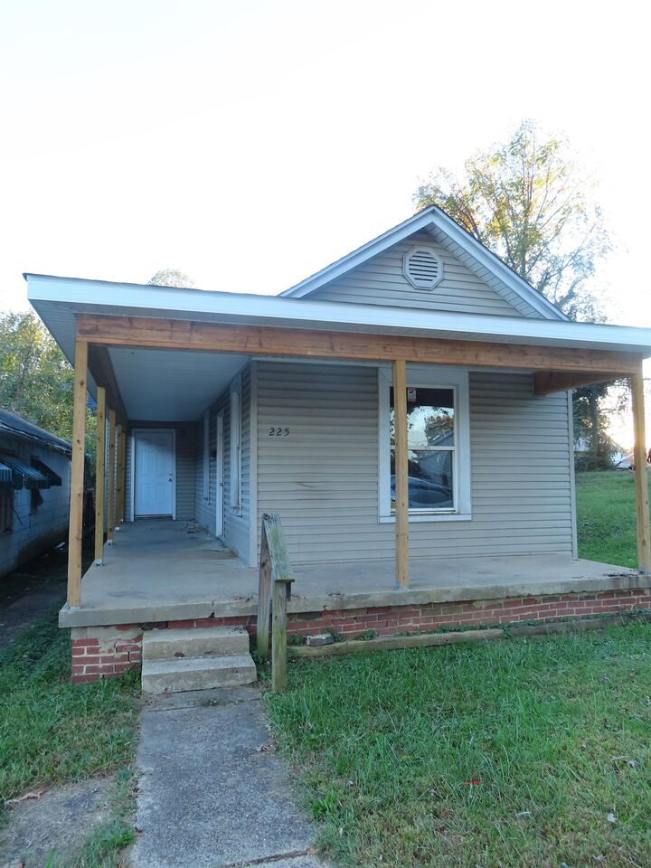 Property Photo: 225 Oakland Avenue WV 25705
