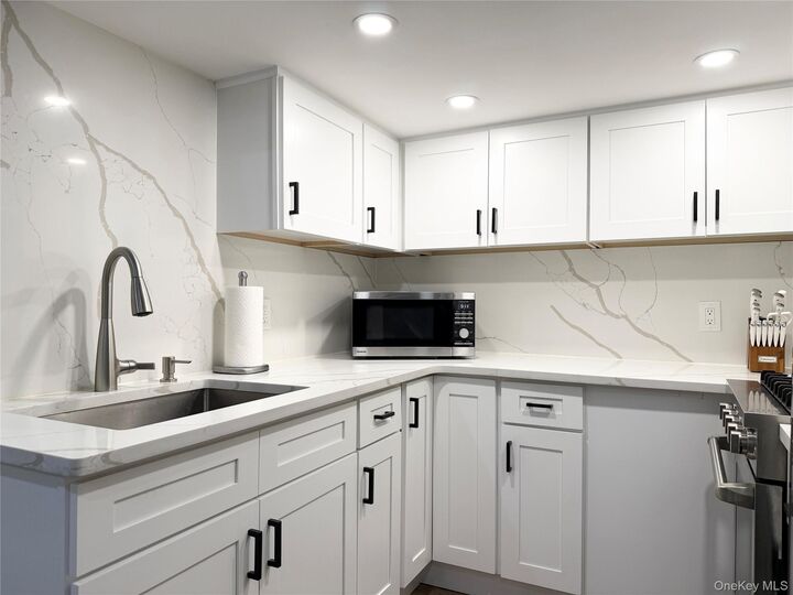 Property Photo:  675 Pelham Road F17  NY 10805 
