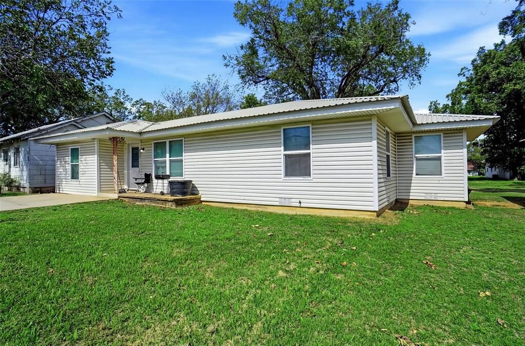 Property Photo: 104 E 3rd Street TX 76059