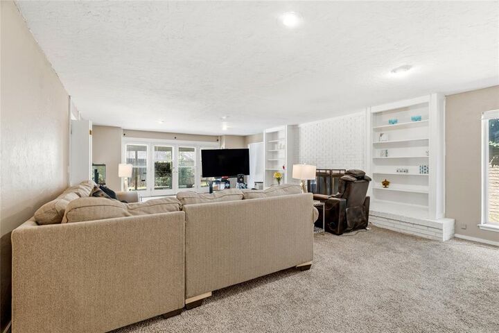 Property Photo: 8900 Lansbrook Lane OK 73132