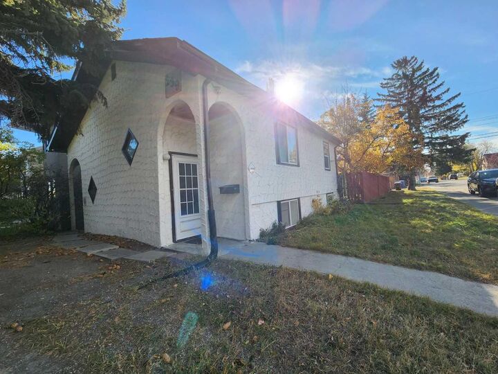 Property Photo:  239 30 Avenue NW  AB T2M 2N3 