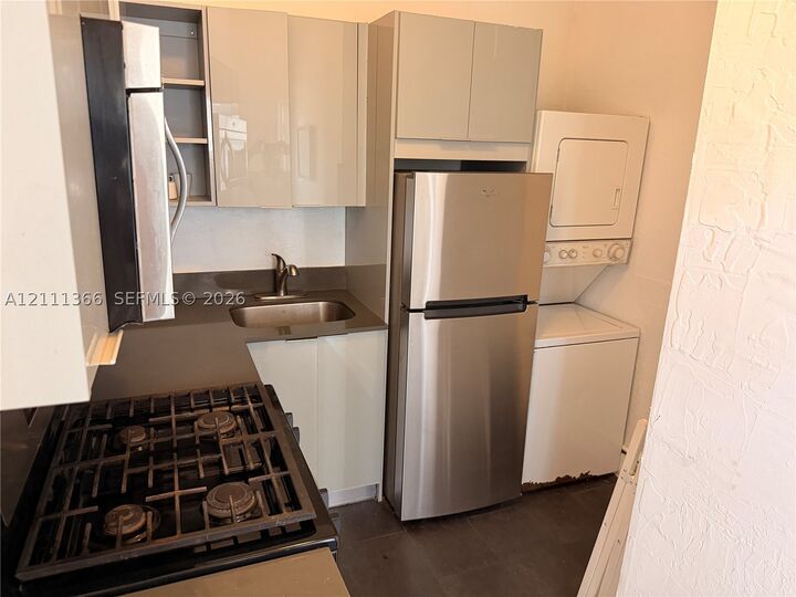 Property Photo:  541 13th St 9  FL 33139 