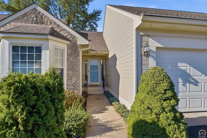Property Photo:  3312 SW Belle Ave  KS 66614 