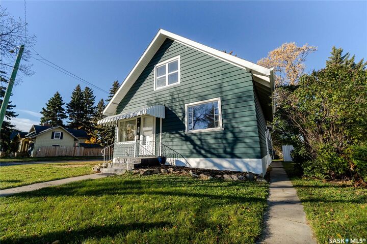 Property Photo:  1302 1st Avenue NW  SK S6H 3N7 