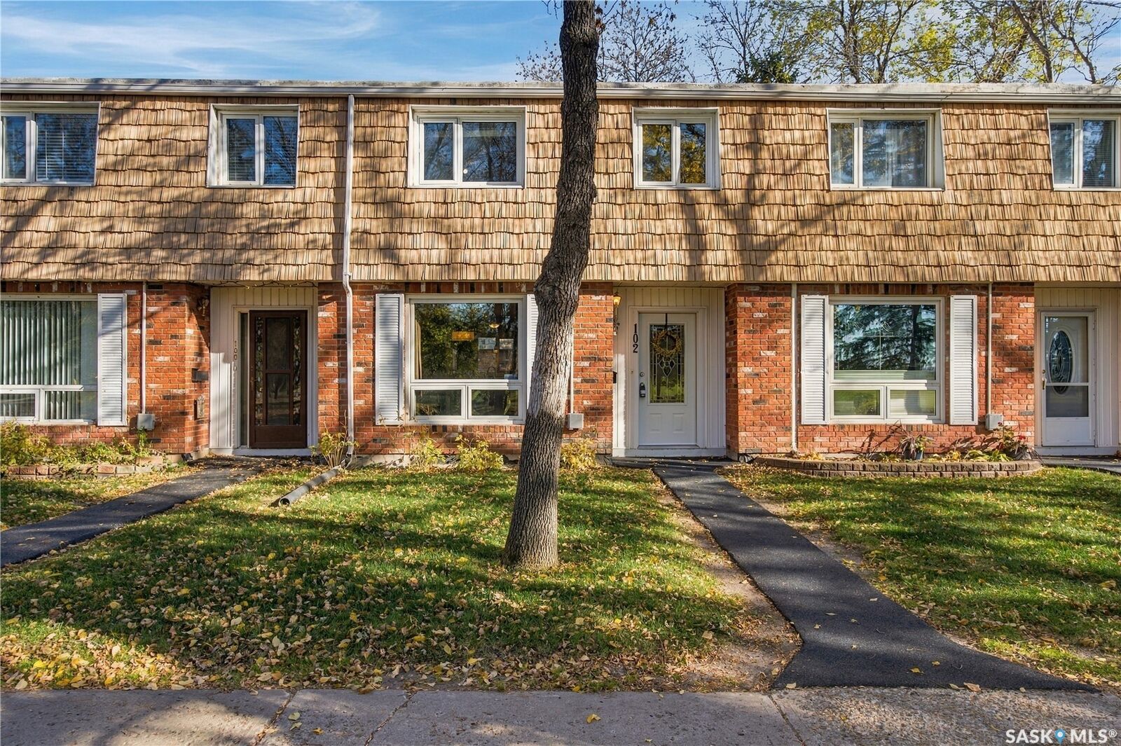Property Photo:  102 Oakview Drive  SK S4R 0E4 