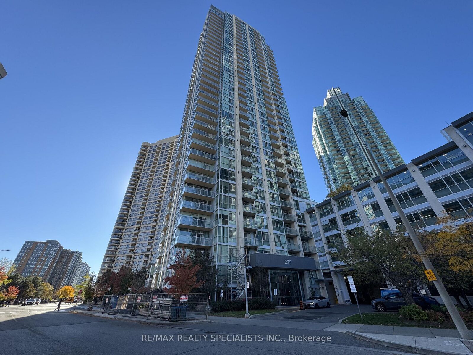 Property Photo:  225 Webb Drive 2302  ON L5B 4P2 