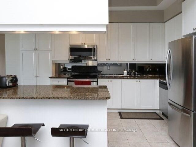 Property Photo:  33 Elm Drive 2807  ON L5B 4M2 
