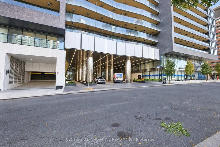 Property Photo:  1 Concord Cityplace Way 5702  ON M5V 0X3 
