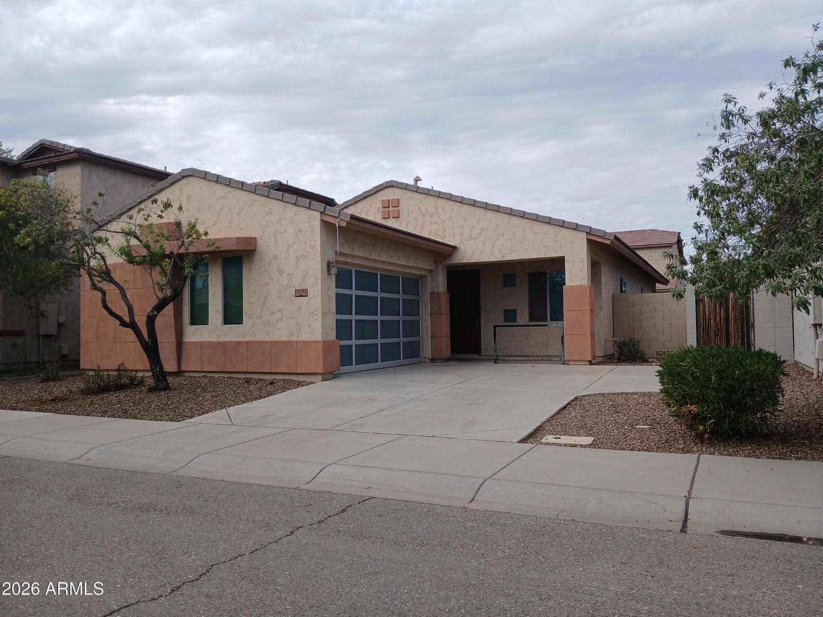 Property Photo: 1490 E Hummingbird Way AZ 85297