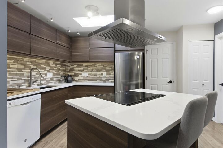 Property Photo: 40160 Willow Crescent 305 BC V8B 0M2