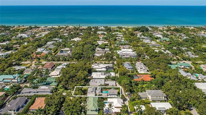 Property Photo: 369 2nd Ave N FL 34102