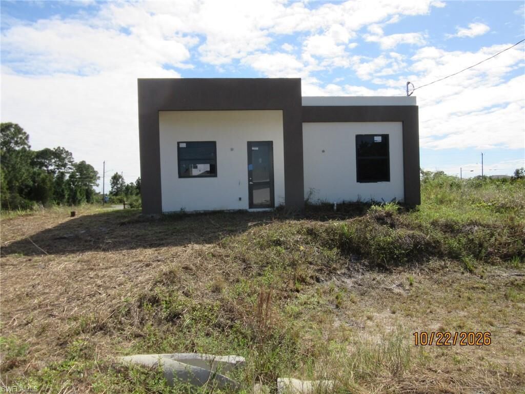 Property Photo: 824 Clow St E FL 33974