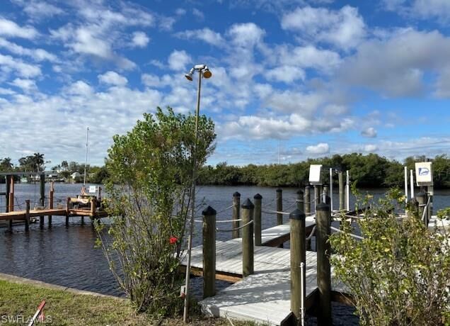 Property Photo:  208 Sun Cir  FL 33905 