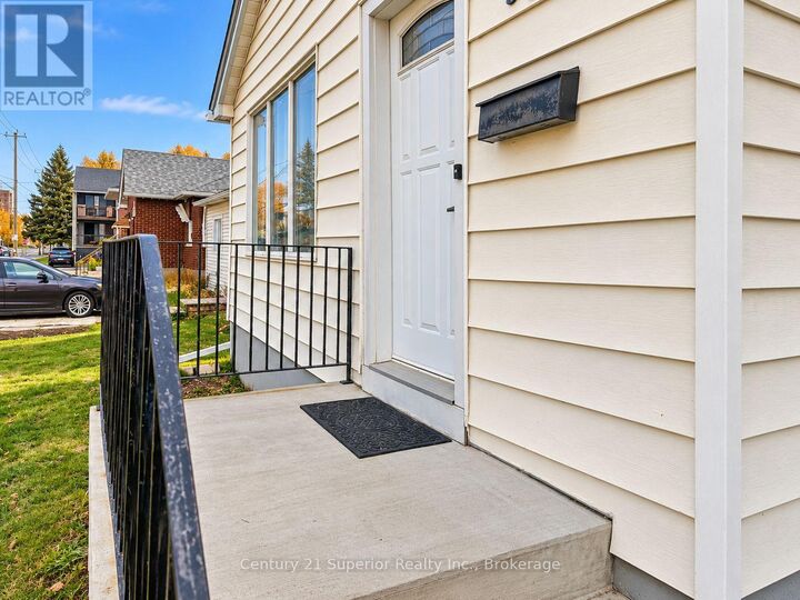 Property Photo:  632 Vickers Street North  ON P7C 4B7 