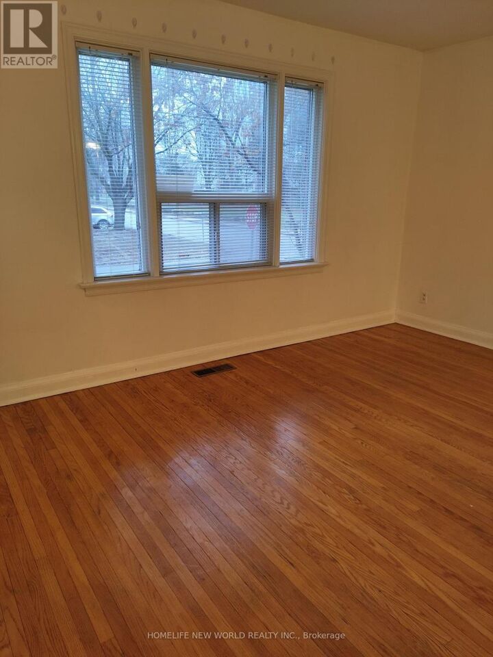 Property Photo: 17 Bonnington Place Gr, 2nd ON M2N 4V2