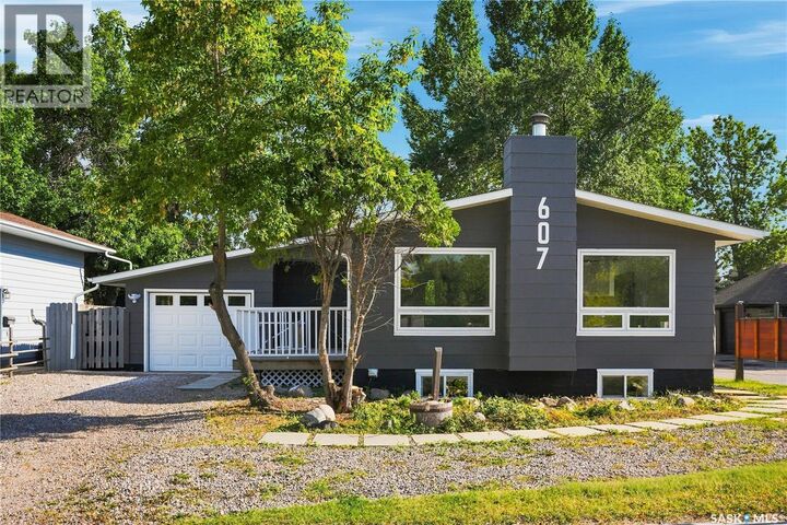 Property Photo: 607 Lenore Drive SK S7K 5G7