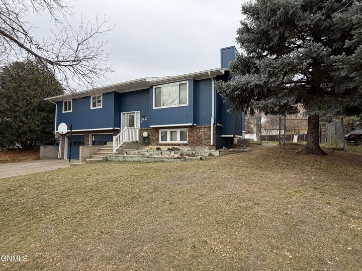 Property Photo:  212 10th Street NW  ND 58523 