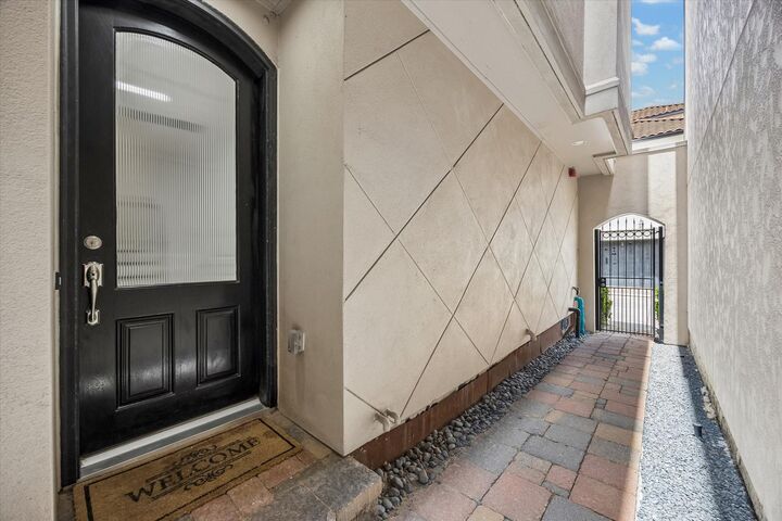 Property Photo: 911 Queen Annes Road TX 77024