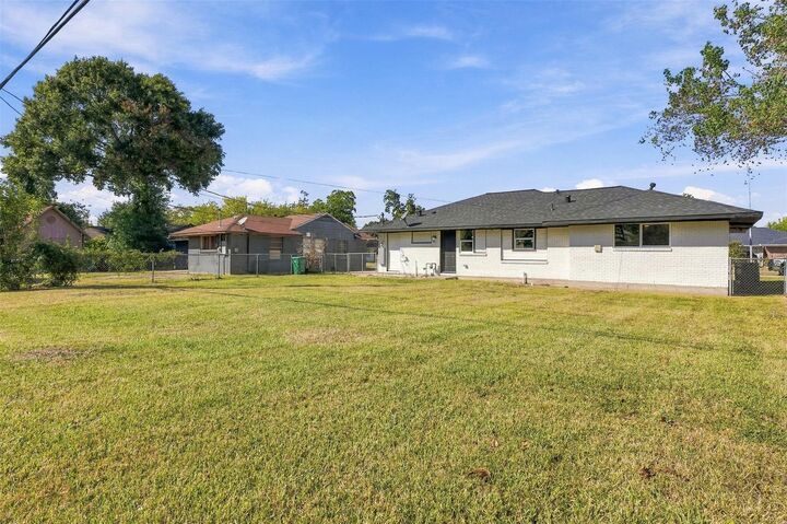 Property Photo:  914 Gary Avenue  TX 77502 