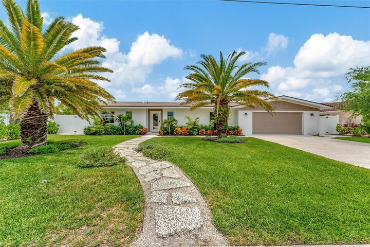 Property Photo:  10115 Kingfisher Road E  FL 34209 