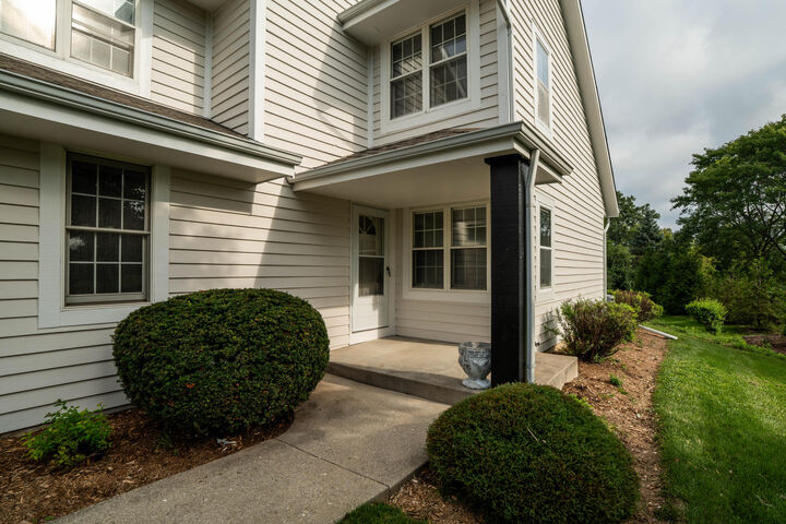 Property Photo:  3205 S Ridgecrest Ct  WI 53151 