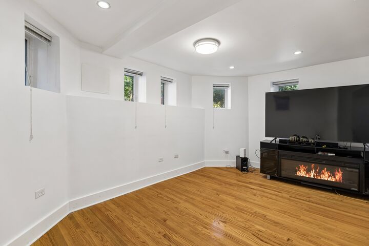 Property Photo:  1513 W Fargo Avenue Gn  IL 60626 