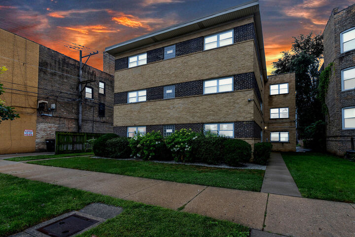 Property Photo: 6414 N Mozart Street 3S IL 60645