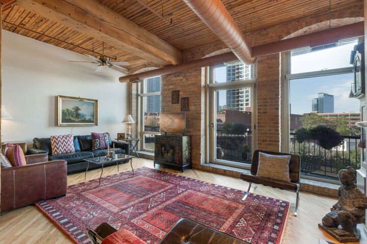 Property Photo: 550 N Kingsbury Street 205 IL 60654