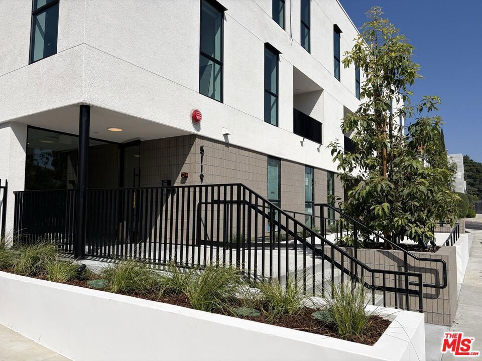 Property Photo:  5119 Colfax Avenue 102  CA 91601 