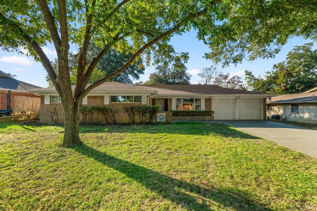 Property Photo:  209 Cotillion Road  TX 76134 