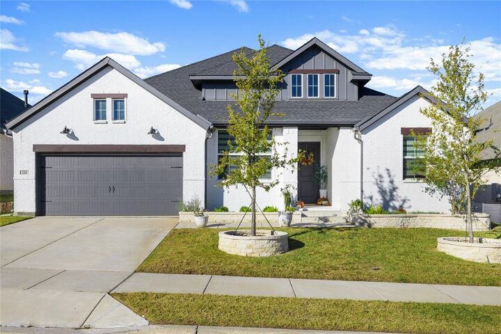 Property Photo:  221 Diamond Dale  TX 75166 