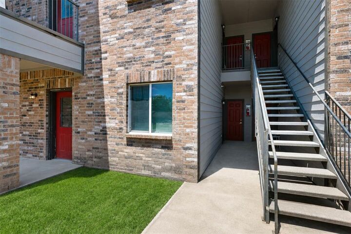 Property Photo:  516 E Hazelwood Street C  TX 75407 