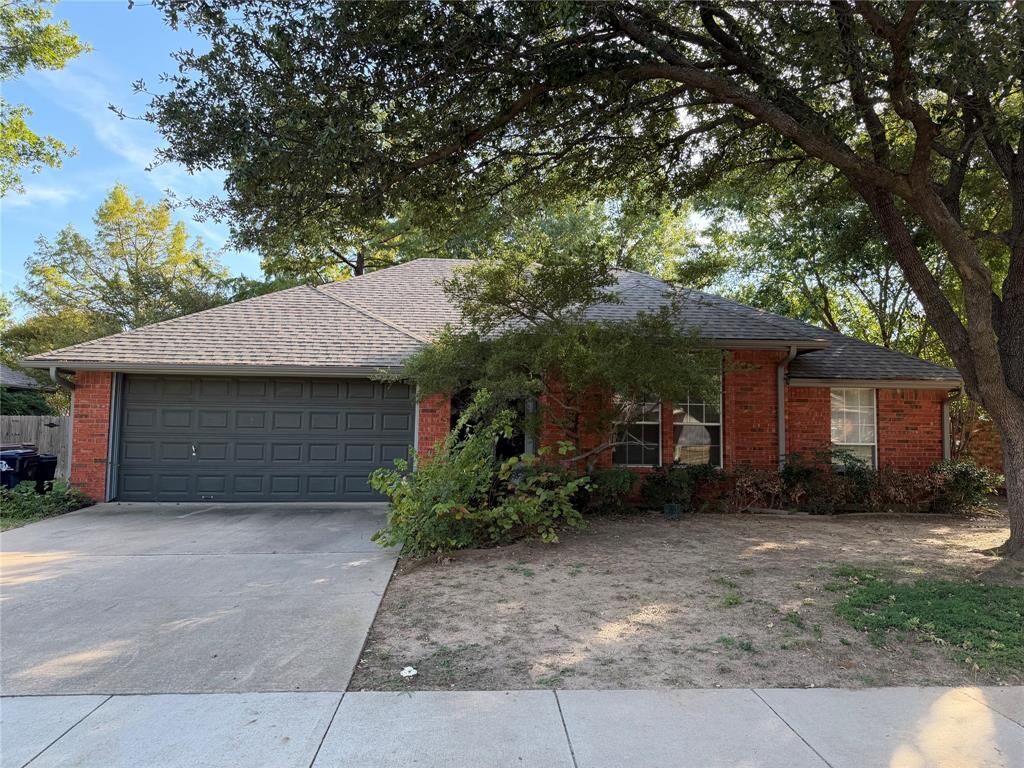Property Photo:  2604 Oak Park Drive  TX 76209 