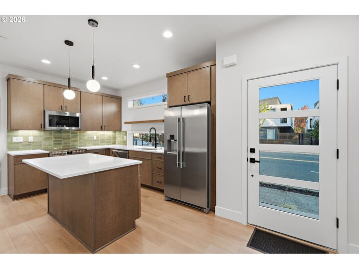Property Photo: 5152 E Burnside St OR 97215