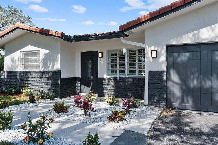 Property Photo: 807 NW 7th Street FL 33486