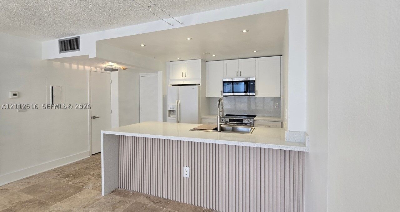 Property Photo: 600 NE 36th St 1517 FL 33137
