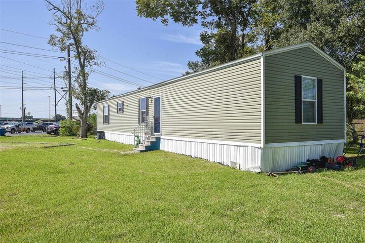 Property Photo: 301 & 311 Henning Drive LA 70663
