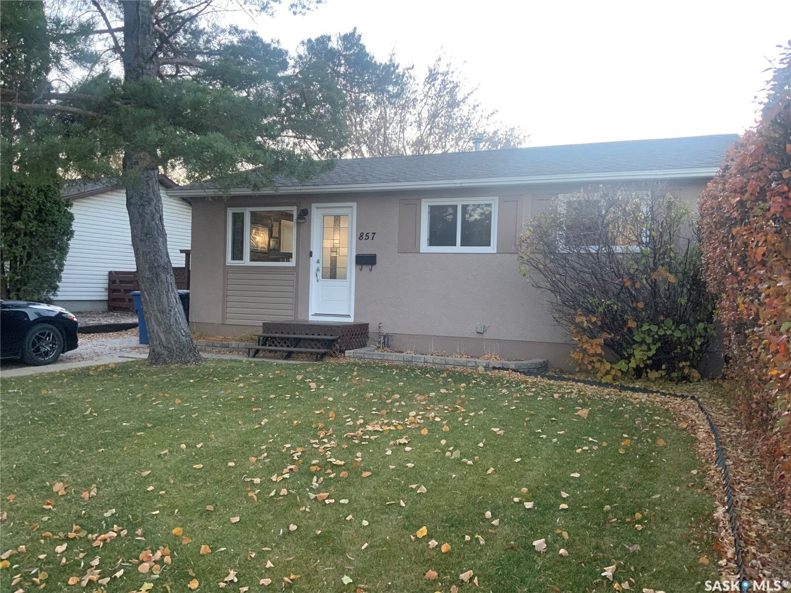 Property Photo:  857 Macklem Drive  SK S7L 4K1 