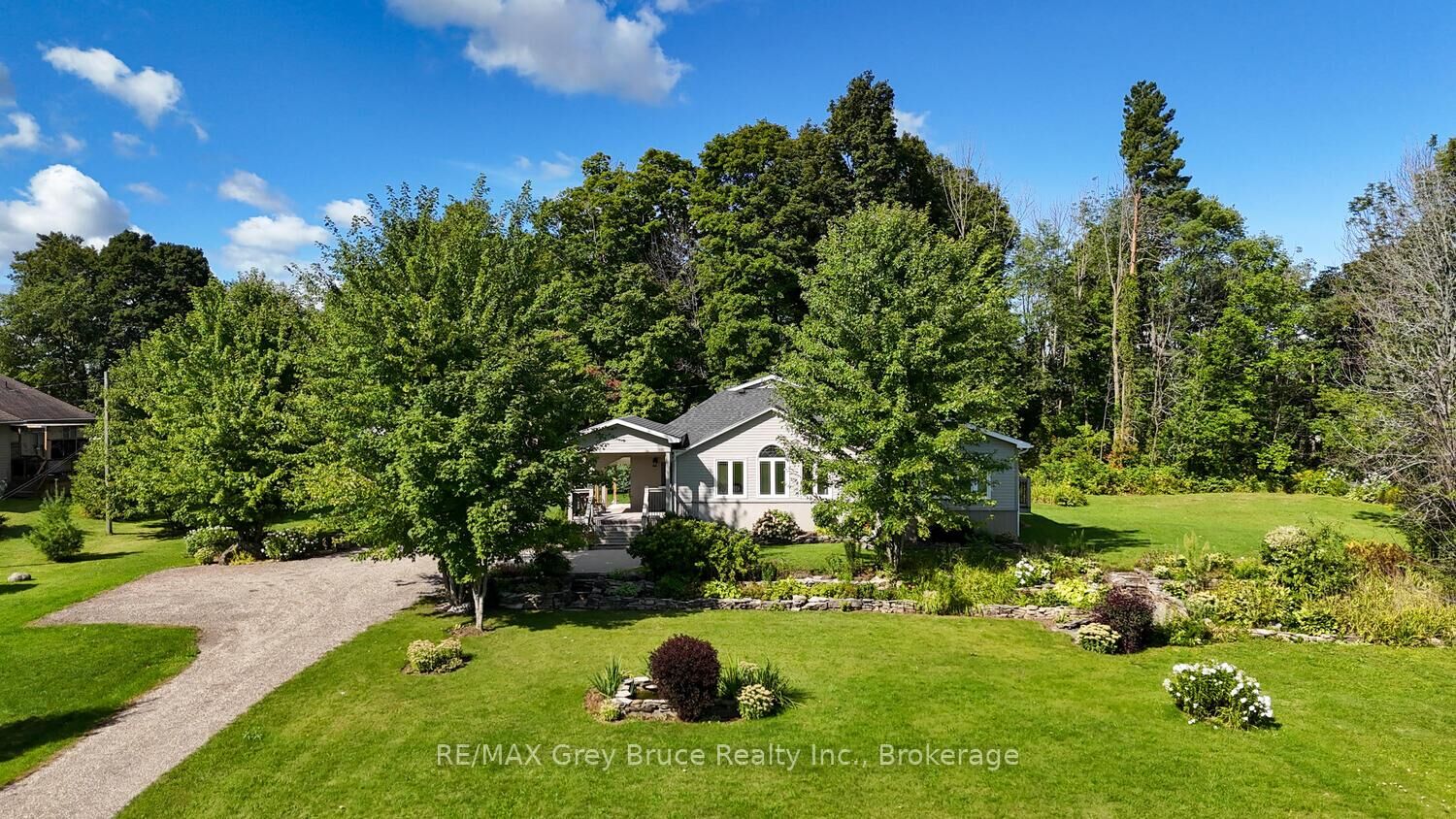 Property Photo:  106 Drive-In Crescent  ON N4K 5N7 