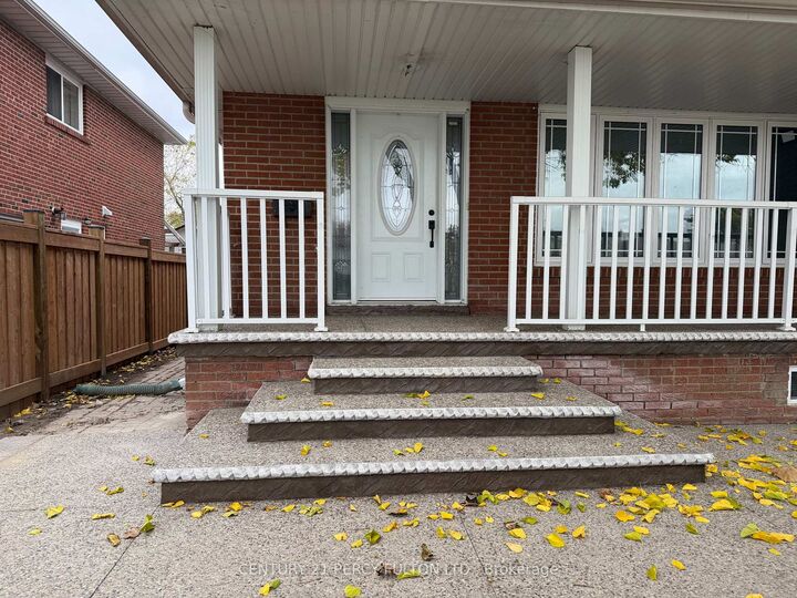 Property Photo:  29 Lawnmere Crescent  ON M1S 2T1 