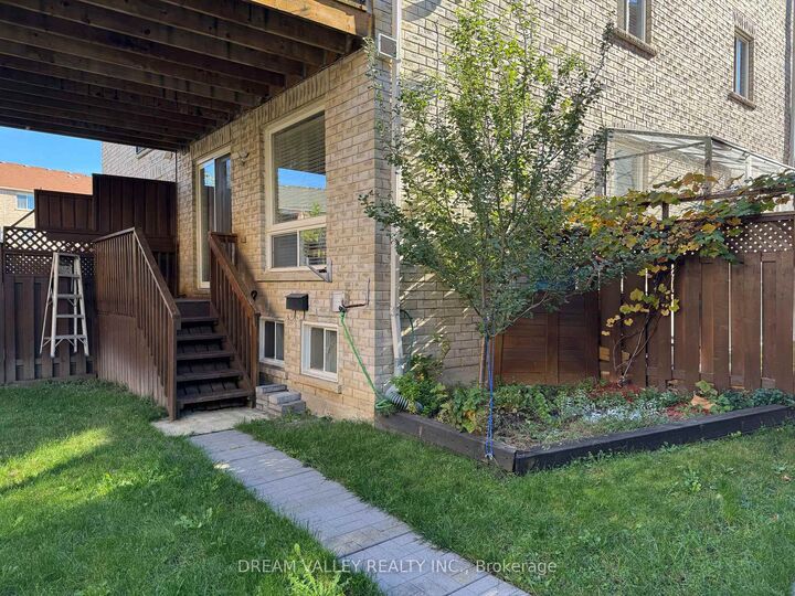 Property Photo:  18 Wilkes Crescent Main  ON M1L 0B3 