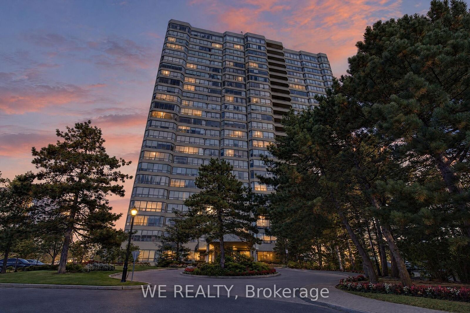 Property Photo:  22 Hanover Road 1603  ON L6S 5K7 