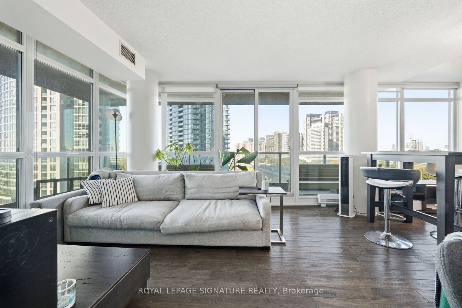 Property Photo: 209 Fort York Boulevard 1359 ON M5V 4A1