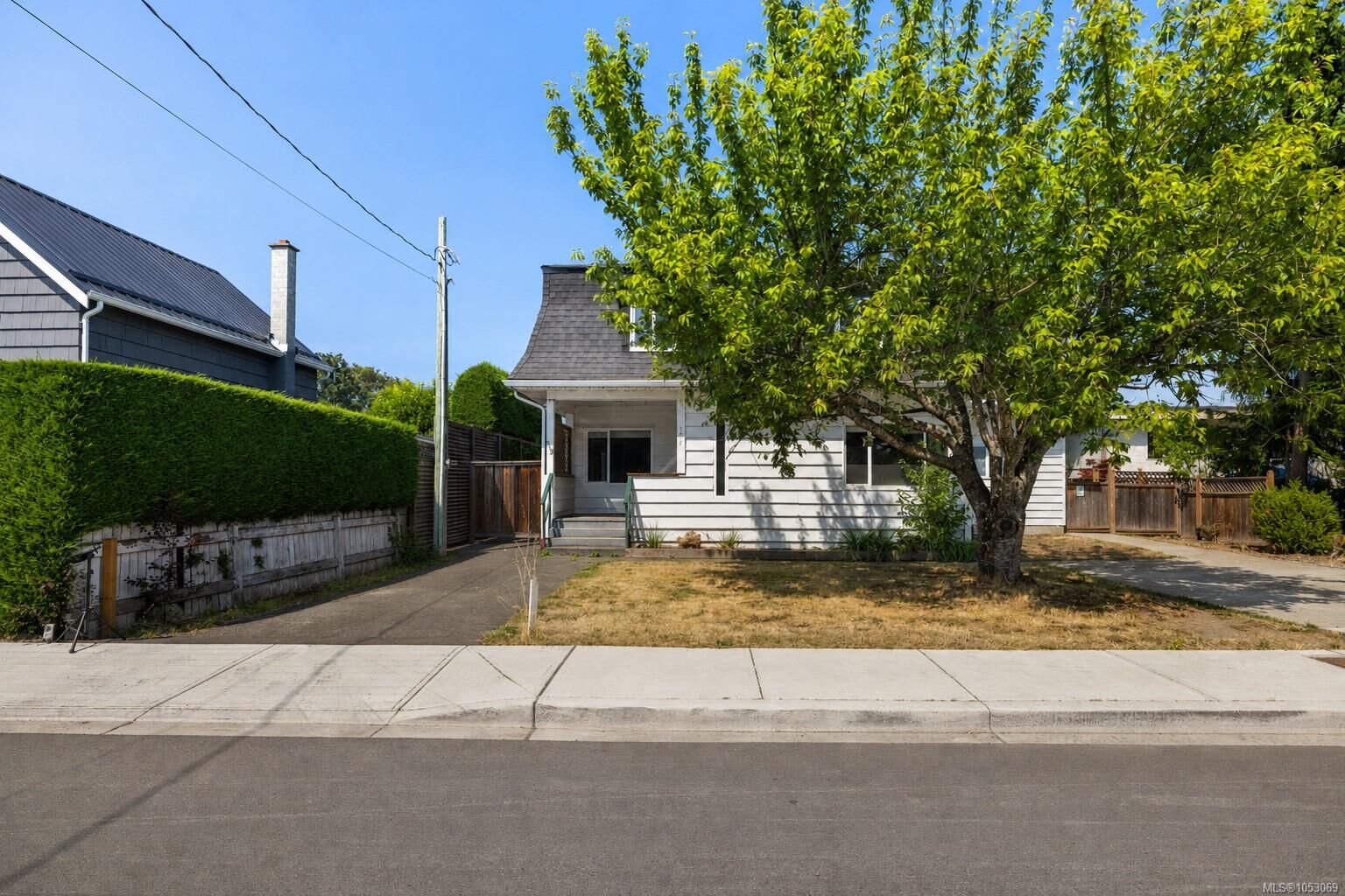 Property Photo: 739 Marchmont Rd BC V9L 2L9