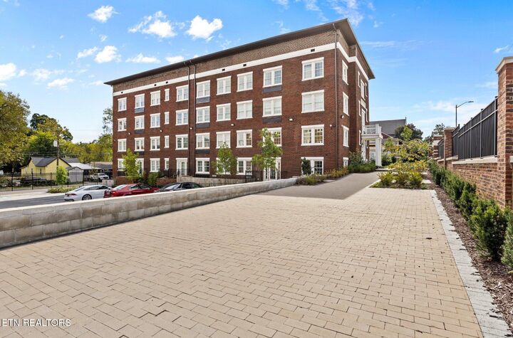 Property Photo: 2724 E Magnolia Ave 306 TN 37914