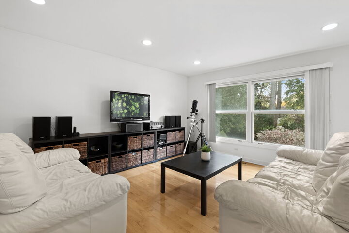 Property Photo:  307 W Tanglewood Drive  IL 60004 