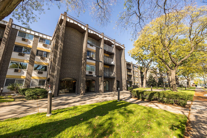 Property Photo: 6800 N California Avenue 4I IL 60645